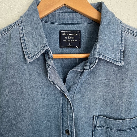 NWT Soft Abercrombie Chambray Blue Button Down Shirt - Picture 3 of 9